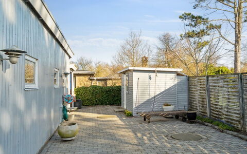 Dzavid - 10M from the Sea: Huis, Dak, Huis, Deur, Verblijf, Schaduw, Tuin, Groundcover, Veranda, Werf