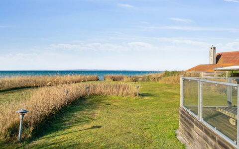 Dzavid - 10M from the Sea: Huis, Dak, Huis, Deur, Verblijf, Schaduw, Tuin, Groundcover, Veranda, Werf