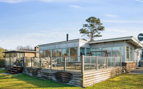 Dzavid - 10M from the Sea: Huis, Dak, Huis, Deur, Verblijf, Schaduw, Tuin, Groundcover, Veranda, Werf