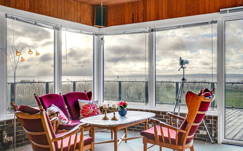 Dzavid - 10M from the Sea: Huis, Dak, Huis, Deur, Verblijf, Schaduw, Tuin, Groundcover, Veranda, Werf