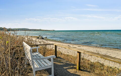 Dzavid - 10M from the Sea: Huis, Dak, Huis, Deur, Verblijf, Schaduw, Tuin, Groundcover, Veranda, Werf