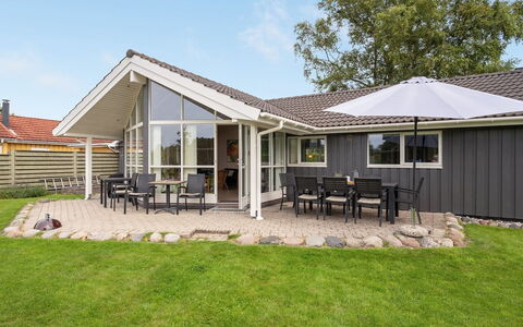 Tashina - 200M from the Sea: Verblijf, Huis, Huis, Dak, Veranda, Landgoed, Siding, Garden Gebouwen, Boerderij, Werf
