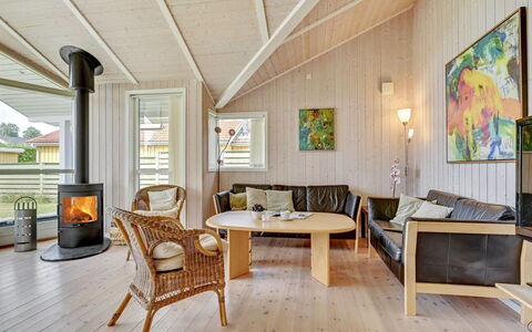 Tashina - 200M from the Sea: Verblijf, Huis, Huis, Dak, Veranda, Landgoed, Siding, Garden Gebouwen, Boerderij, Werf
