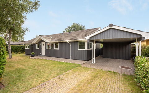 Tashina - 200M from the Sea: Verblijf, Huis, Huis, Dak, Veranda, Landgoed, Siding, Garden Gebouwen, Boerderij, Werf