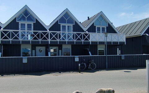 Knud - 2M from the Sea: Dak, Huis, Land Lot, Huis, Verblijf, Landgoed, Garden Gebouwen, Schaduw, Blokhut, Landscaping