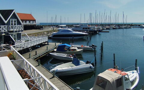 Knud - 2M from the Sea: Dak, Huis, Land Lot, Huis, Verblijf, Landgoed, Garden Gebouwen, Schaduw, Blokhut, Landscaping