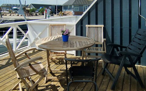 Knud - 2M from the Sea: Dak, Huis, Land Lot, Huis, Verblijf, Landgoed, Garden Gebouwen, Schaduw, Blokhut, Landscaping