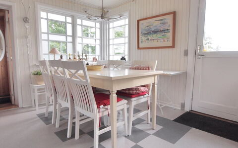 Alina - 200M from the Sea: Flooring, Meubilair, Interieur Ontwerp, Verdieping, Hout, Houten Vloer, Eetkamer, Keuken En Eettafel, Plafond, Tafel