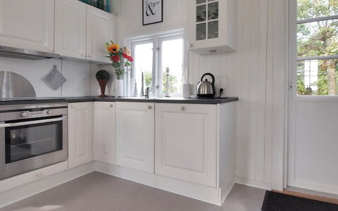 Alina - 200M from the Sea: Flooring, Interieur Ontwerp, Verdieping, Cabinetry, Keuken, Huis, Countertop, Kamer, Toestel Van De Keuken, Plafond