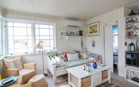 Alina - 200M from the Sea: Meubilair, Interieur Ontwerp, Hout, Bankstel, Plafond, Flooring, Woonkamer, Kamer, Huis, Verdieping