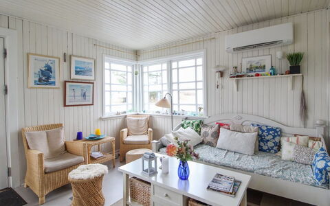 Alina - 200M from the Sea: Meubilair, Interieur Ontwerp, Bankstel, Hout, Plafond, Woonkamer, Flooring, Huis, Verdieping, Kamer