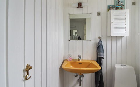 Alina - 200M from the Sea: Muur, Wastafel In De Badkamer, Hout, Loodgieterswerkinrichting, Badkamer, Interieur Ontwerp, Wastafel, Flooring, Kraan, Loodgieter