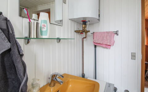 Alina - 200M from the Sea: Loodgieterswerkinrichting, Interieur Ontwerp, Badkamer, Kraan, Wastafel, Loodgieter, Wastafel In De Badkamer, Kamer, Spiegel