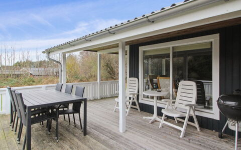 Iris - 300M from the Sea: Dak, Huis, Huis, Verblijf, Deur, Siding, Dek, Veranda, Plank, Hardwood