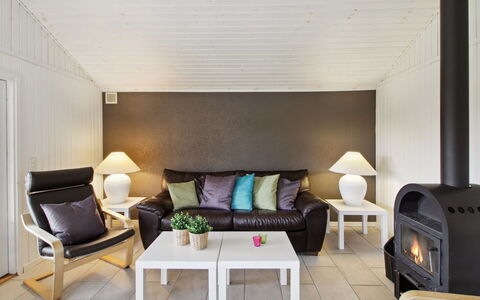 Iris - 300M from the Sea: Dak, Huis, Huis, Verblijf, Deur, Siding, Dek, Veranda, Plank, Hardwood