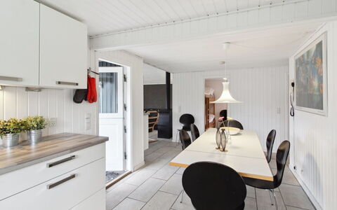 Iris - 300M from the Sea: Dak, Huis, Huis, Verblijf, Deur, Siding, Dek, Veranda, Plank, Hardwood