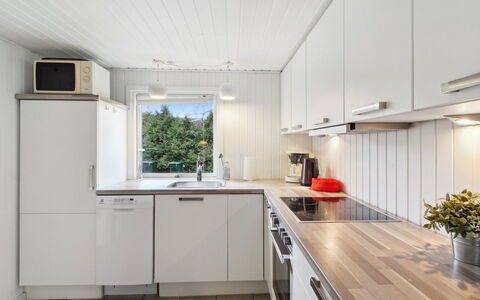 Iris - 300M from the Sea: Dak, Huis, Huis, Verblijf, Deur, Siding, Dek, Veranda, Plank, Hardwood