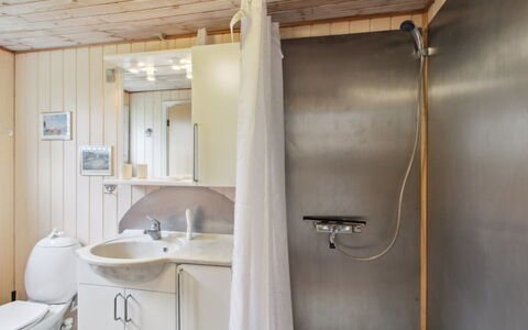 Iris - 300M from the Sea: Dak, Huis, Huis, Verblijf, Deur, Siding, Dek, Veranda, Plank, Hardwood