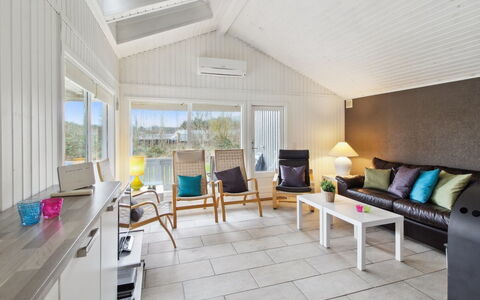 Iris - 300M from the Sea: Dak, Huis, Huis, Verblijf, Deur, Siding, Dek, Veranda, Plank, Hardwood