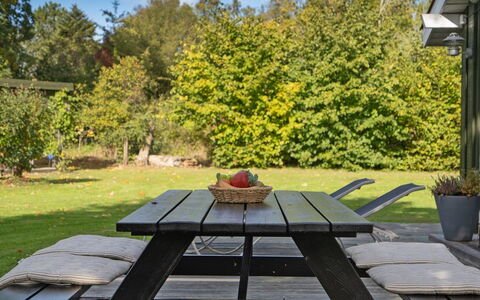 Hermand - 700M from the Sea: Meubilair, Buitenmeubels, Openluchtbank, Hout, Tafel, Picknicktafel, Buitentafel, Stoel, Keuken En Eettafel, Schaduw
