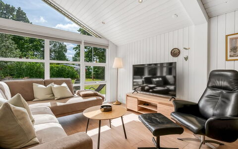 Hermand - 700M from the Sea: Meubilair, Interieur Ontwerp, Flooring, Hout, Verdieping, Plafond, Houten Vloer, Stoel, Tafel, Verlichting