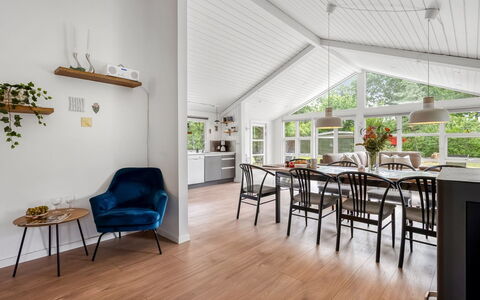 Hermand - 700M from the Sea: Meubilair, Interieur Ontwerp, Flooring, Hout, Verdieping, Plafond, Houten Vloer, Stoel, Tafel, Verlichting
