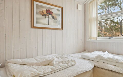 Ros - 350M from the Sea: Slaapkamer, Hout, Bed, Verdieping, Laken, Flooring, Interieur Ontwerp, Bedding, Plafond, Kamer