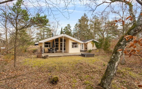 Ros - 350M from the Sea: Gras, Gebouw, Huis, Dak, Huis, Woongebied, Verblijf, Land Lot, Landelijk Gebied, Gazon