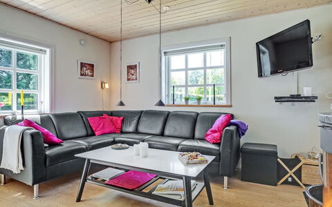 Edele - 800M from the Sea: Bankstel, Woonkamer, Huis, Fiets, Fietswiel, Kamer, Houten Vloer