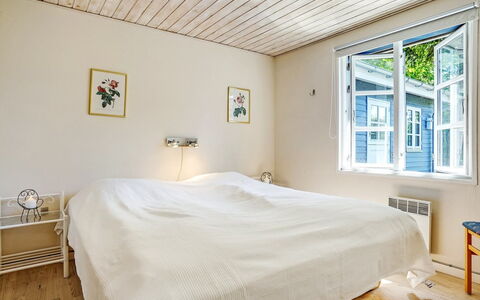 Edele - 800M from the Sea: Muur, Verdieping, Interieur Ontwerp, Flooring, Slaapkamer, Hout, Plafond, Bed, Laken, Houten Vloer