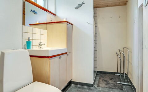 Edele - 800M from the Sea: Flooring, Loodgieterswerkinrichting, Muur, Verdieping, Interieur Ontwerp, Wastafel, Badkamer, Wastafel In De Badkamer, Plafond, Kraan