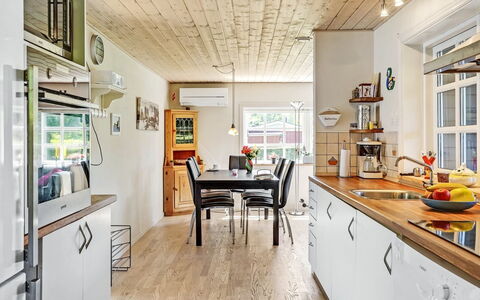 Edele - 800M from the Sea: Flooring, Interieur Ontwerp, Meubilair, Keuken, Countertop, Toestel Van De Keuken, Hout, Plafond, Cabinetry, Major Appliance