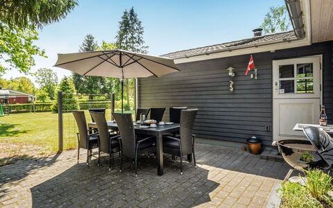 Edele - 800M from the Sea: Hout, Huis, Huis, Struik, Siding, Verblijf, Dak, Buitenmeubels, Tuin, Land Lot