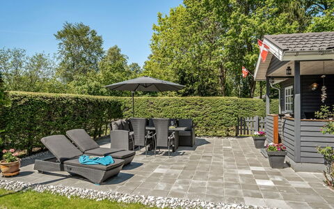 Edele - 800M from the Sea: Meubilair, Buitenmeubels, Struik, Tuin, Buitentafel, Stoel, Schaduw, Huis, Patio, Groundcover