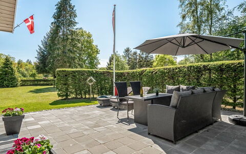 Edele - 800M from the Sea: Meubilair, Buitenmeubels, Struik, Tuin, Stoel, Land Lot, Buitentafel, Gazon, Groundcover, Landscaping