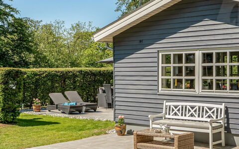 Edele - 800M from the Sea: Hout, Siding, Buitenmeubels, Verblijf, Tuin, Deur, Garden Gebouwen, Veranda, Werf, Schaduw