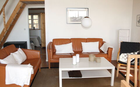 Piia - 800M from the Sea: Meubilair, Flooring, Interieur Ontwerp, Bankstel, Verdieping, Hout, Woonkamer, Appartement, Kamer, Verlichting