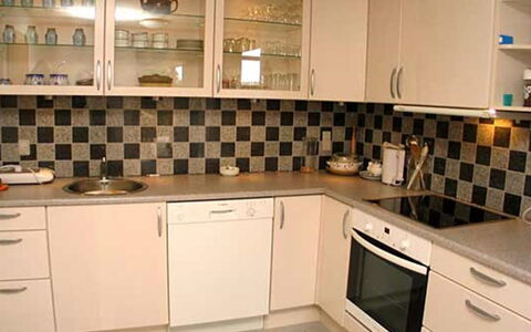 Piia - 800M from the Sea: Keuken, Countertop, Toestel Van De Keuken, Cabinetry, Major Appliance, Interieur Ontwerp, Meubilair, Flooring, Kast, Fornuis