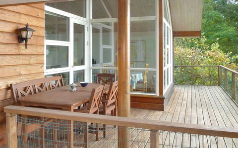 Piia - 800M from the Sea: Flooring, Meubilair, Verdieping, Hout, Houten Vloer, Veranda, Hardwood, Beits, Stoel, Interieur Ontwerp