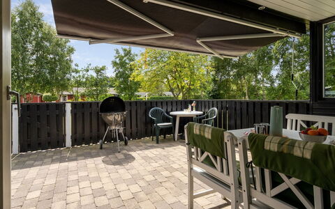 Teofan - 500M from the Sea: Meubilair, Tafel, Buitenmeubels, Stoel, Buitentafel, Schaduw, Keuken En Eettafel, Restaurant, Luifel, Patio