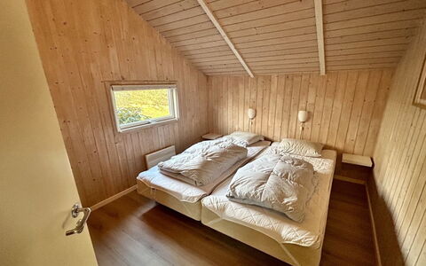 Kalli - 350M to the Fjord: Slaapkamer, Flooring, Hout, Verdieping, Bed, Interieur Ontwerp, Plafond, Laken, Bedding, Houten Vloer