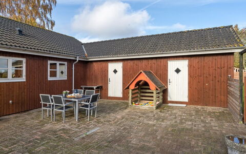 Swaver - 300M to the Fjord: Zwembad, Buitenmeubels, Meubilair, Toevlucht, Flagstone, Eco Hotel, Schaduw, Stoel, Vrije Tijd, Landgoed