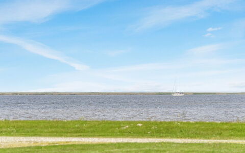 Roope - 50M from the Sea: Hout, Siding, Deur, Verblijf, Verf, Werf, Schuifraam, Garden Gebouwen, Backyard, Plank