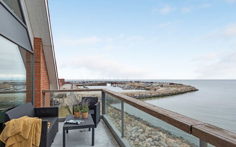 Femme - 15M from the Sea: Zwembad, Buitenmeubels, Meubilair, Toevlucht, Flagstone, Eco Hotel, Schaduw, Stoel, Vrije Tijd, Landgoed