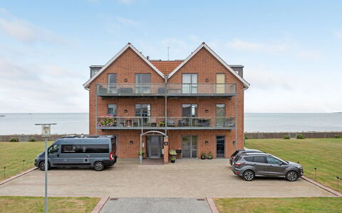 Femme - 15M from the Sea: Zwembad, Buitenmeubels, Meubilair, Toevlucht, Flagstone, Eco Hotel, Schaduw, Stoel, Vrije Tijd, Landgoed