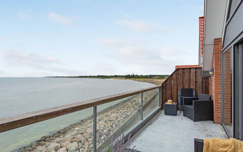 Femme - 15M from the Sea: Zwembad, Buitenmeubels, Meubilair, Toevlucht, Flagstone, Eco Hotel, Schaduw, Stoel, Vrije Tijd, Landgoed