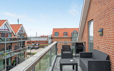 Femme - 15M from the Sea: Zwembad, Buitenmeubels, Meubilair, Toevlucht, Flagstone, Eco Hotel, Schaduw, Stoel, Vrije Tijd, Landgoed