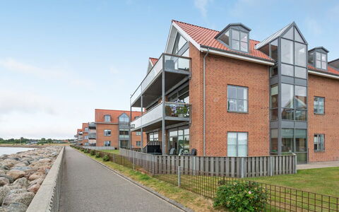 Femme - 15M from the Sea: Zwembad, Buitenmeubels, Meubilair, Toevlucht, Flagstone, Eco Hotel, Schaduw, Stoel, Vrije Tijd, Landgoed