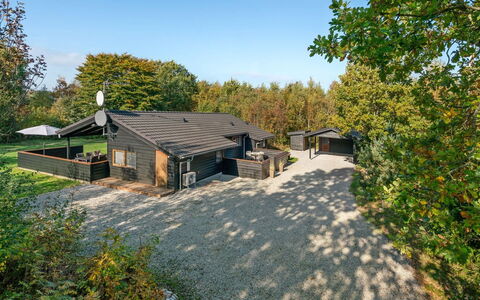 Mourits - 1.2Km from the Sea: Zwembad, Buitenmeubels, Meubilair, Toevlucht, Flagstone, Eco Hotel, Schaduw, Stoel, Vrije Tijd, Landgoed