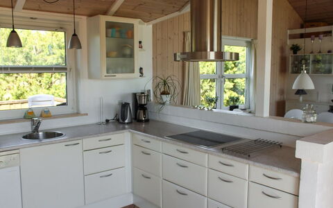 Calina - 300M from the Sea: Keuken, Countertop, Flooring, Cabinetry, Interieur Ontwerp, Meubilair, Hout, Gootsteen, Verdieping, Loodgieterswerkinrichting